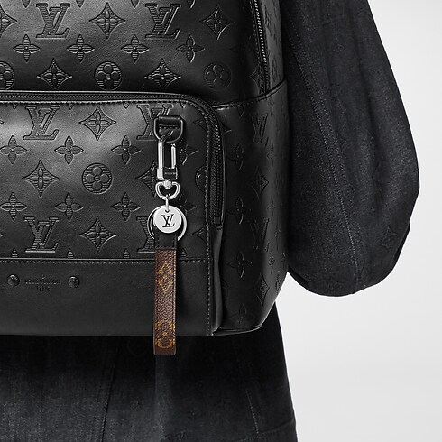 S00 Accesorios Llaveros y charms Colgante y llavero Monogram Slim Dragonne | Louis Vuitton ® (Ampliar producto)