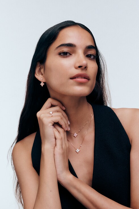 Categories Necklaces and Pendants Color Blossom BB Star Pendant, Pink Gold, White Mother-of-Pearl and Diamond | Louis Vuitton ®