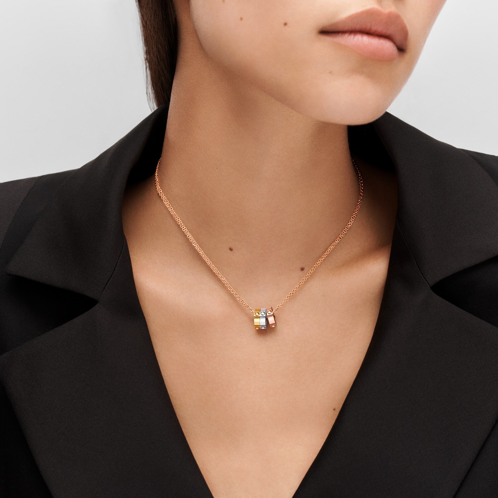  Categorías Toda la joyería fina Collar Empreinte de triple oro | Louis Vuitton ® (Ampliar producto)