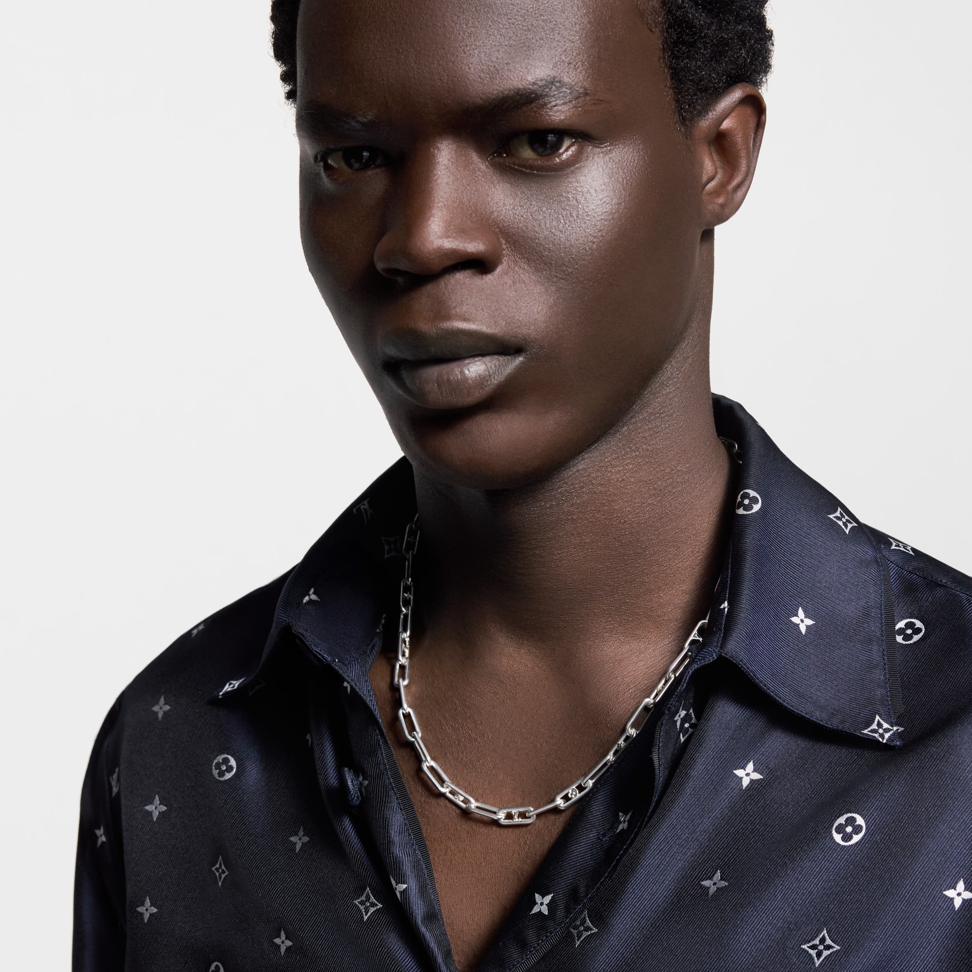 S00 Bisutería Collares y Pedientes Collar Sleek Monogram | Louis Vuitton ® (Ampliar producto)