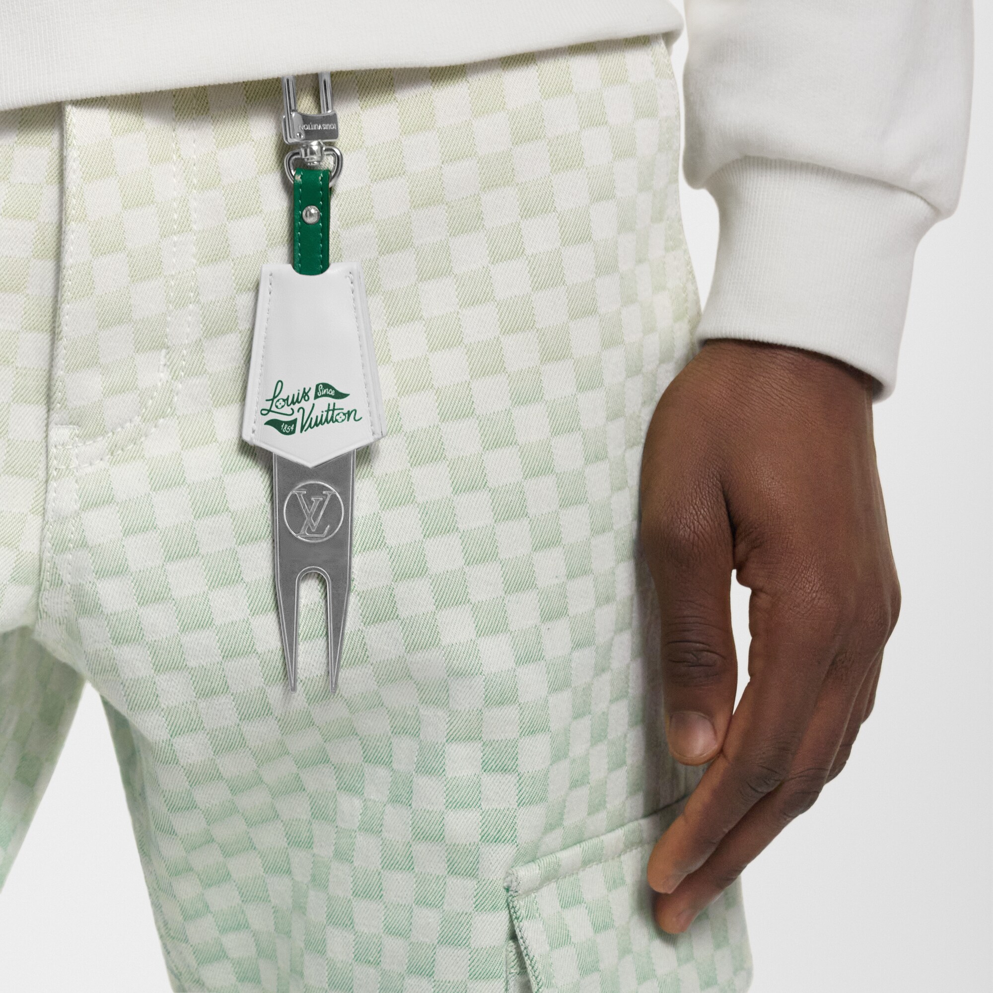 S00 Deporte y Juegos } Herramienta de reparación de marcas de golf | Louis Vuitton ® (Ampliar producto)