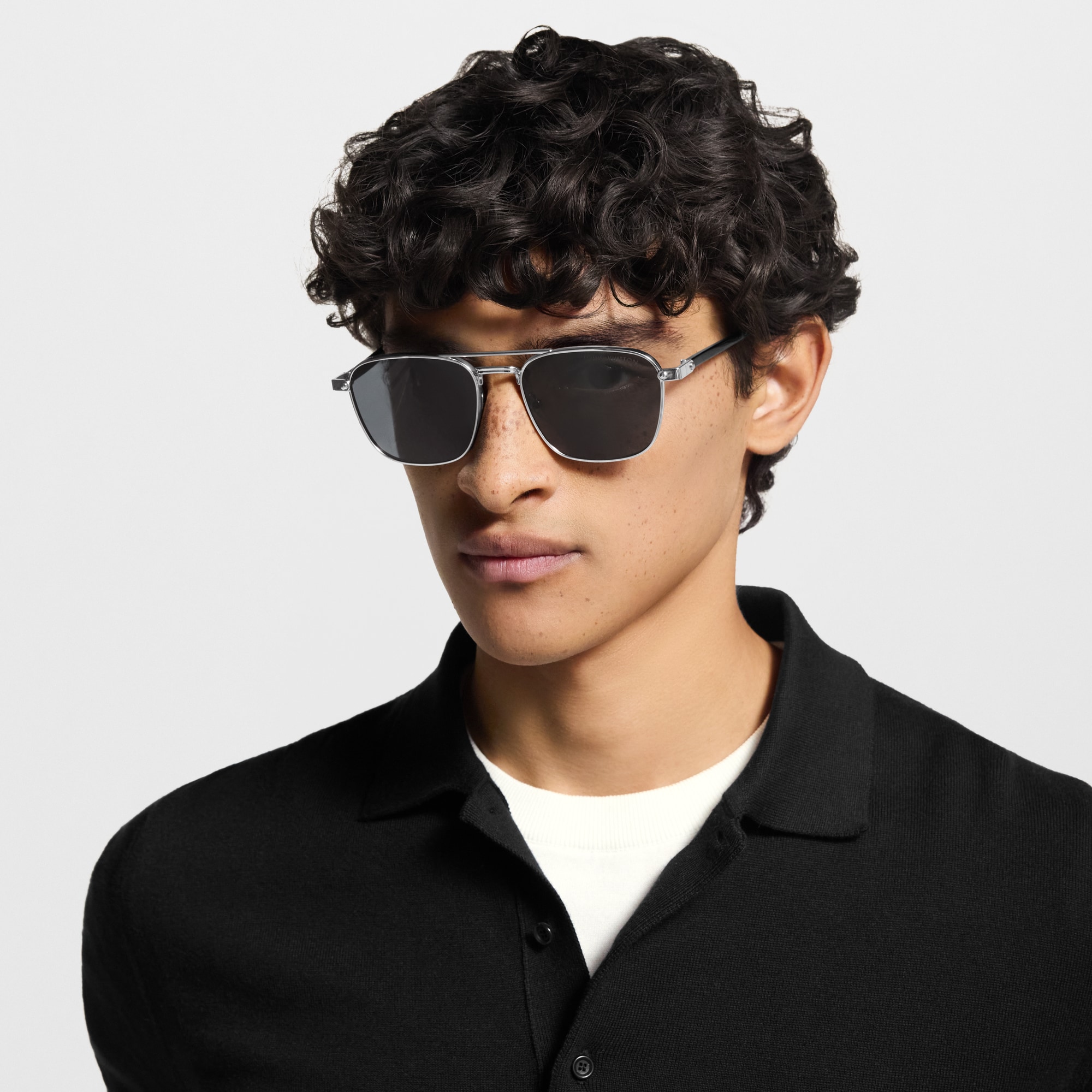 S00 Accesorios Lentes de sol Lentes de sol LV Signature Metal Square | Louis Vuitton ® (Ampliar producto)