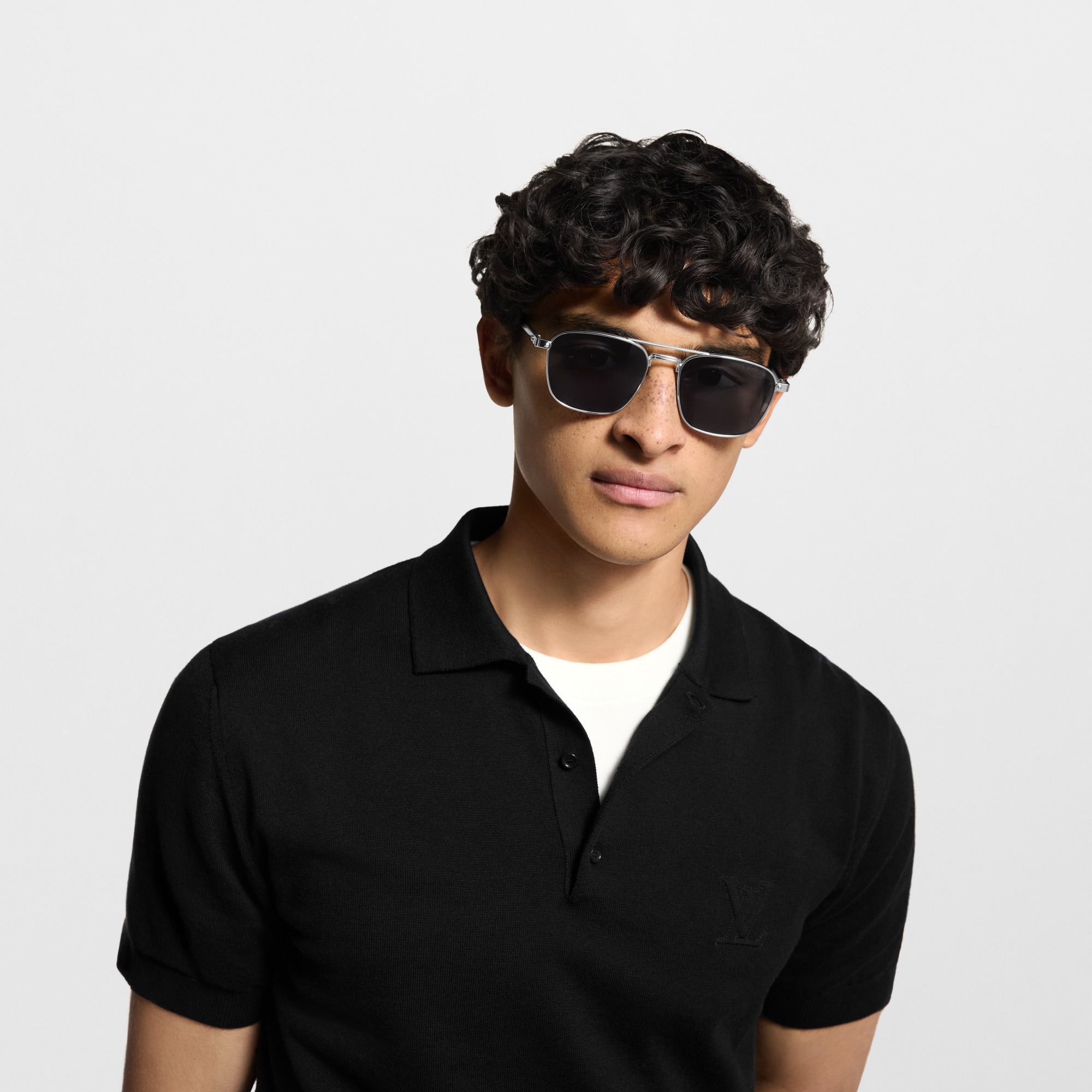 S00 Accesorios Lentes de sol Lentes de sol LV Signature Metal Square | Louis Vuitton ® (Ampliar producto)