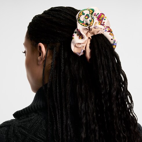 S00 Accesorios Accesorios para el pelo Liga de cabello Vivienne Winter Celebration | Louis Vuitton ® (Ampliar producto)