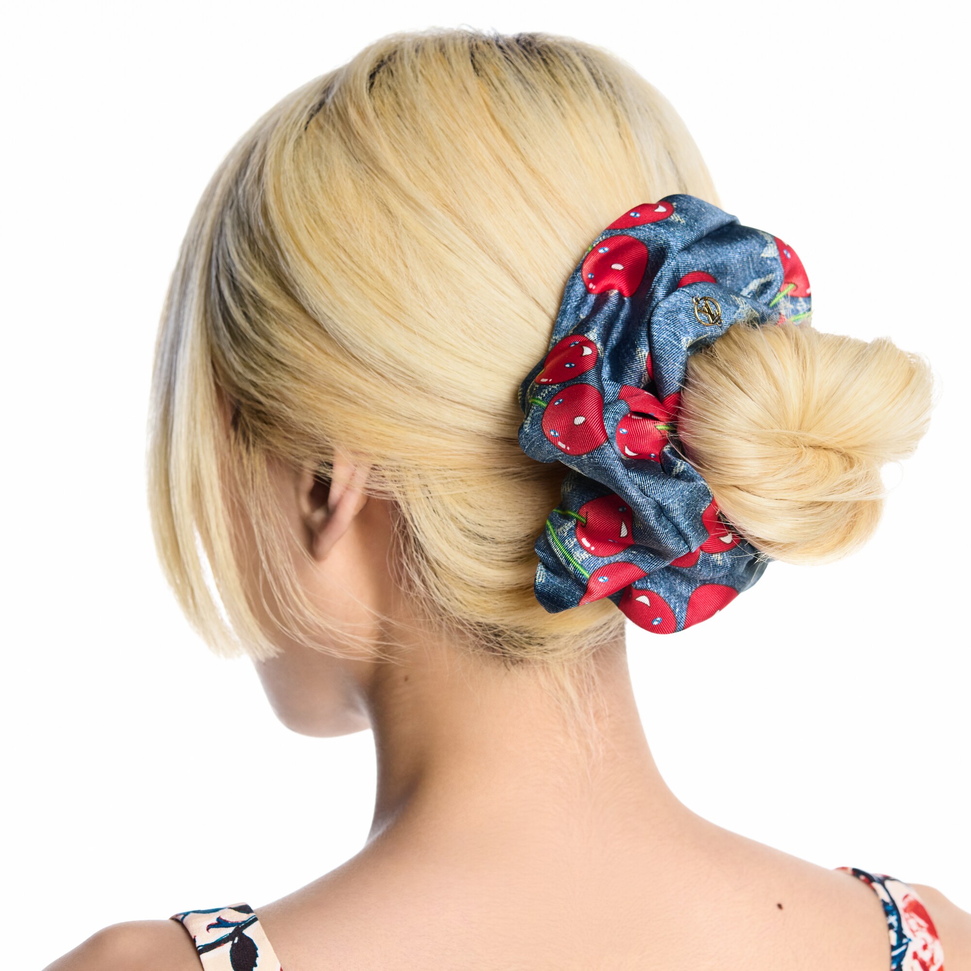 S00 Accesorios Accesorios para el pelo Liga para el cabello LV x TM Denim Cerise | Louis Vuitton ® (Ampliar producto)