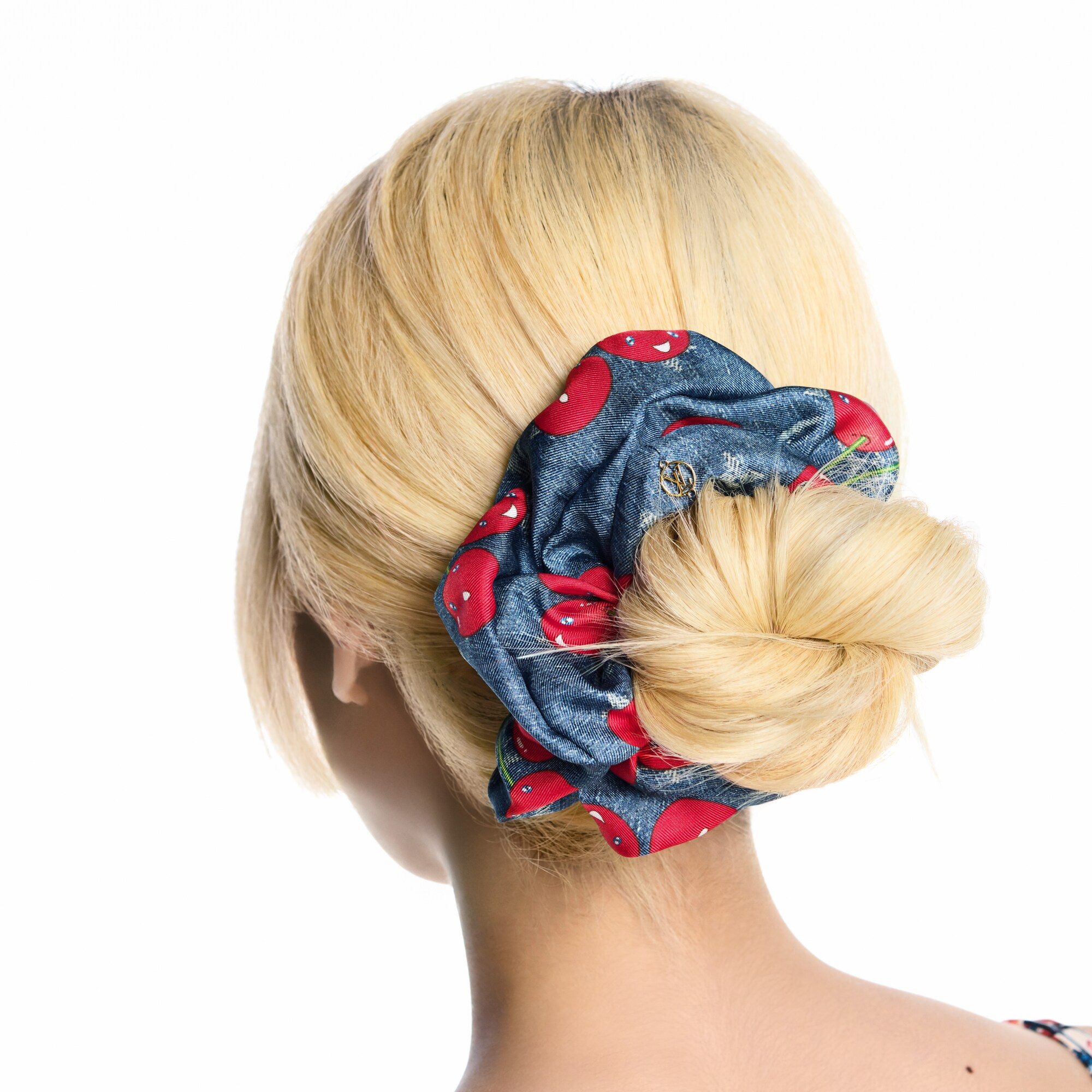 S00 Accesorios Accesorios para el pelo Liga para el cabello LV x TM Denim Cerise | Louis Vuitton ® (Ampliar producto)