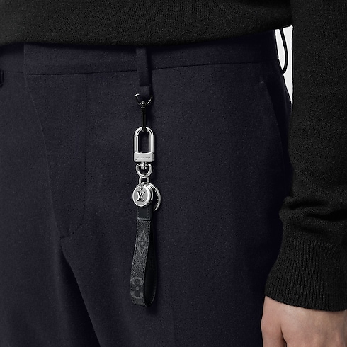 S00 Accesorios Llaveros y charms Llavero y colgante para bolsa Dragonne | Louis Vuitton ® (Ampliar producto)