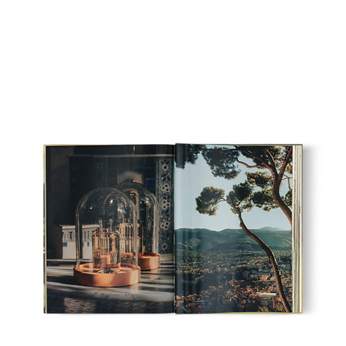 Librería Libros de pasta dura Louis Vuitton: un atlas del perfume, versión en inglés | Louis Vuitton ® (Ampliar producto)