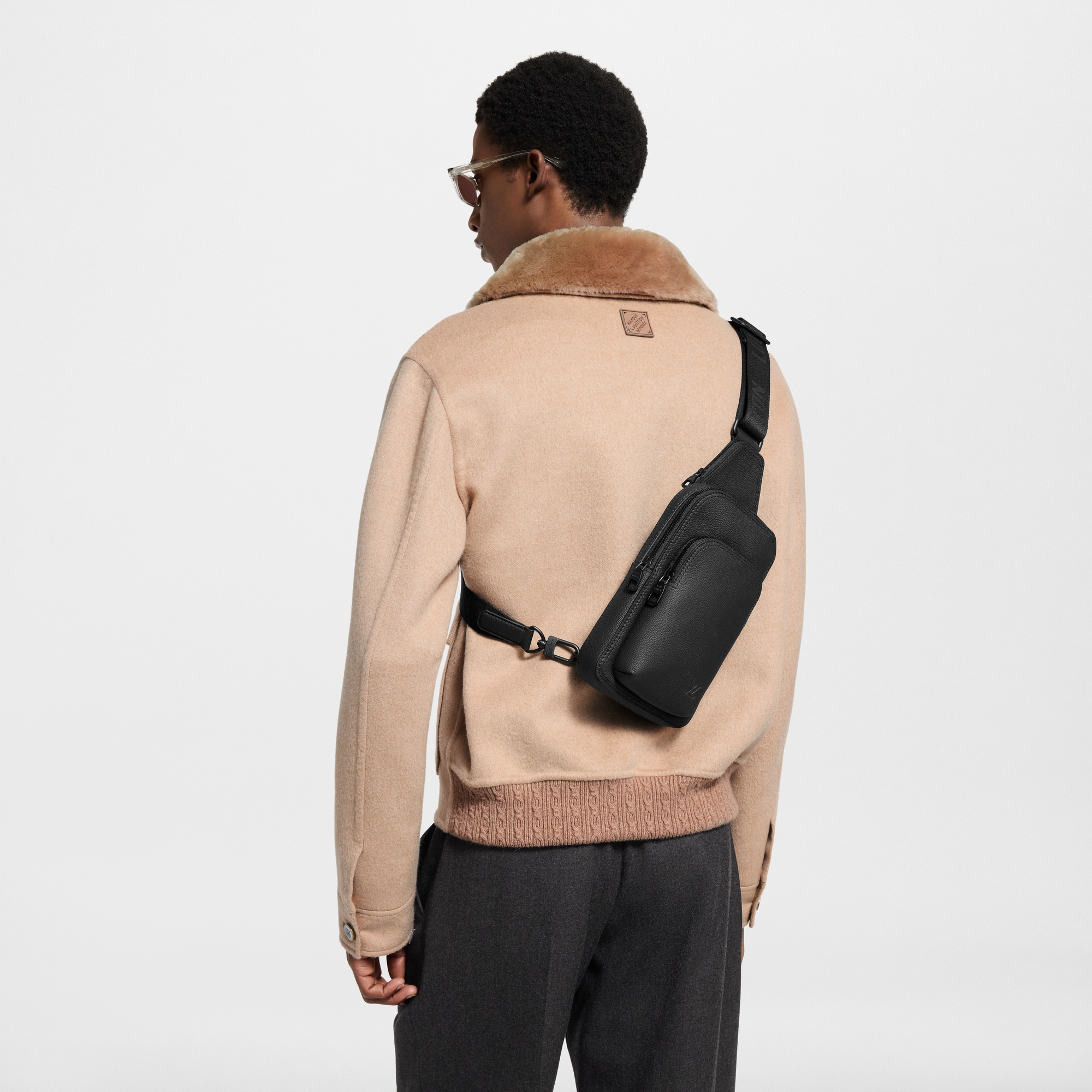 LV Aerogram Bolsas para Hombre Novedades Mochila bandolera Avenue PM | Louis Vuitton ® (Ampliar producto)