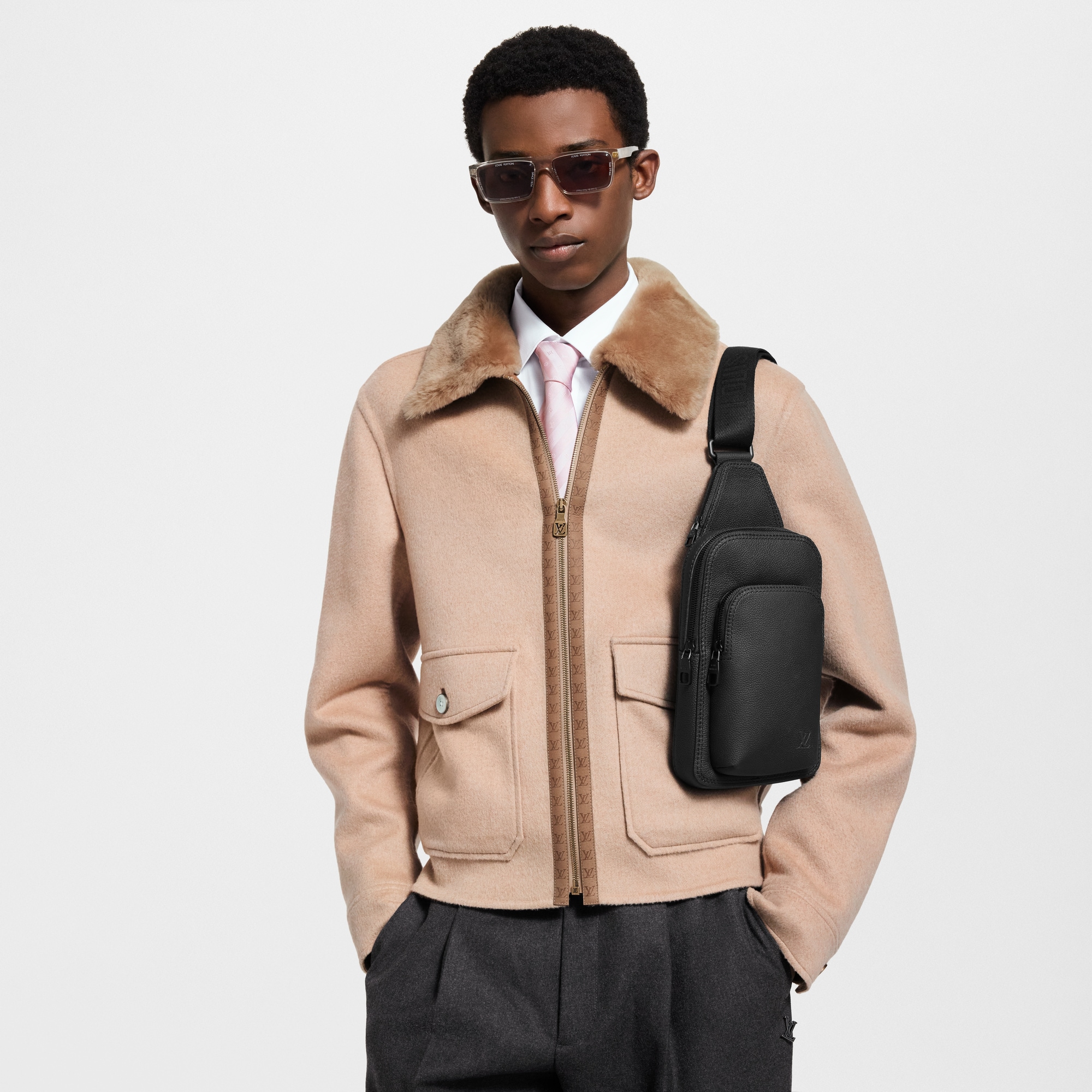 LV Aerogram Bolsas para Hombre Novedades Mochila bandolera Avenue PM | Louis Vuitton ® (Ampliar producto)