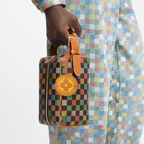 Damier Ebene Viajes Accesorios y organizadores de viaje Neceser Locker Dopp | Louis Vuitton ® (Ampliar producto)