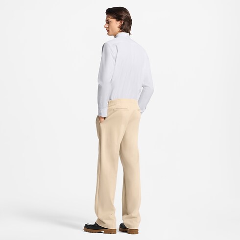 Pantalón con cordón ajustable y parche LV vista de ambiente