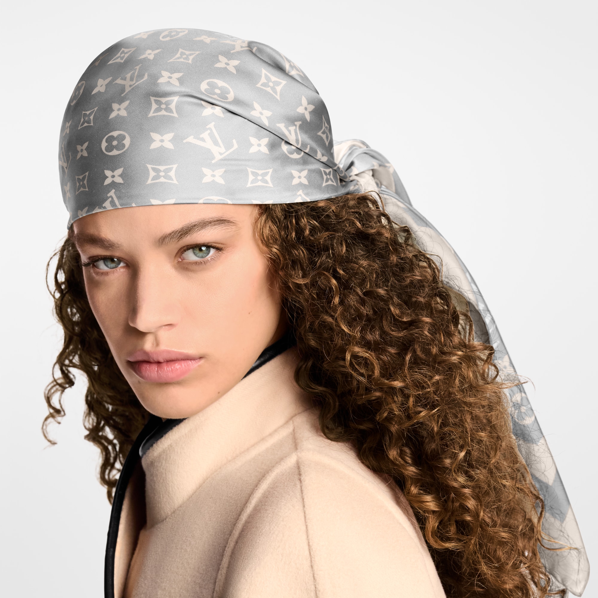 S00 Accesorios Pañuelos de seda y bandanas Pañuelo Monograma Silhouette 90 | Louis Vuitton ® (Ampliar producto)