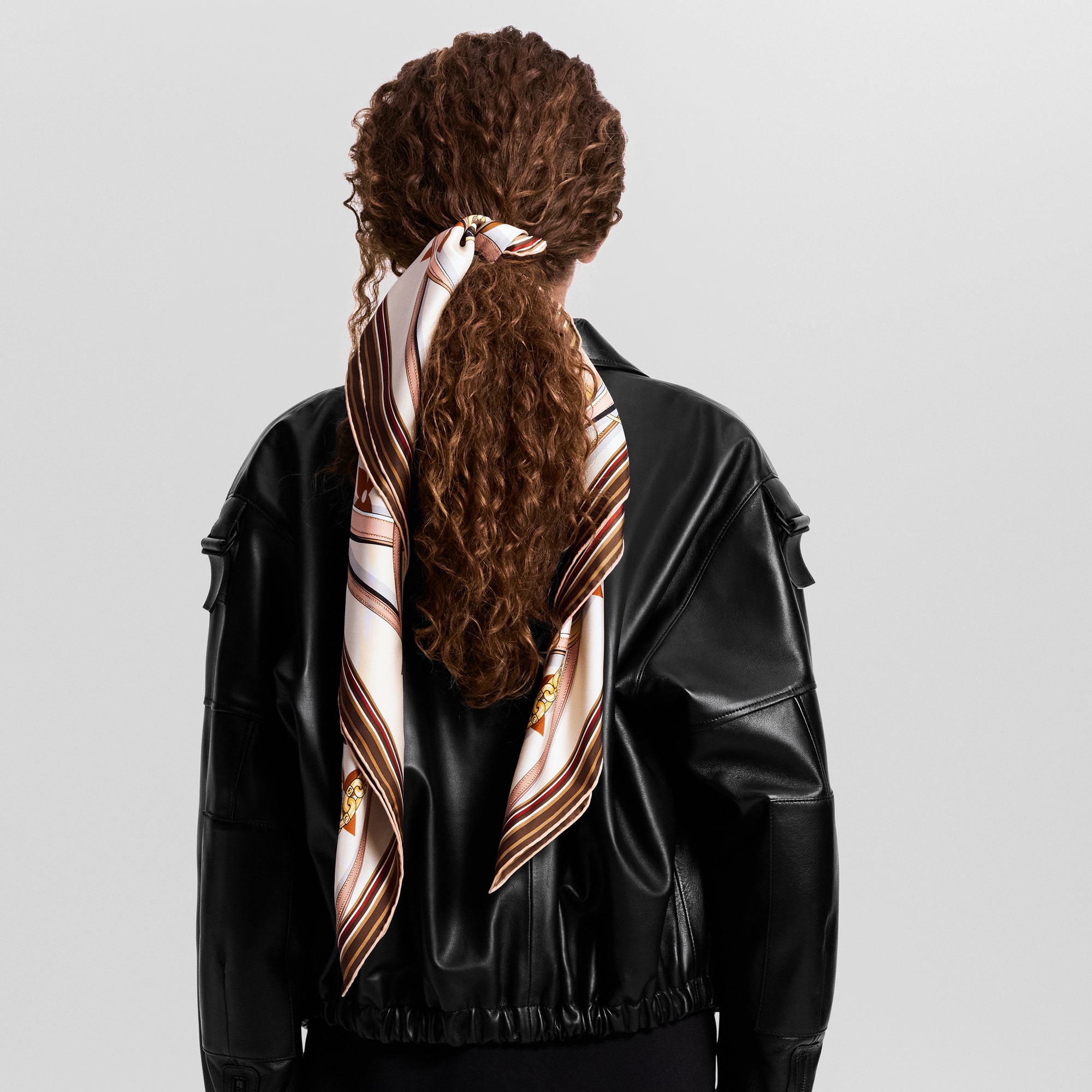S00 Accesorios Nuevo para esta temporada Pañuelo Monograma Ultimate de 90 cm | Louis Vuitton ® (Ampliar producto)