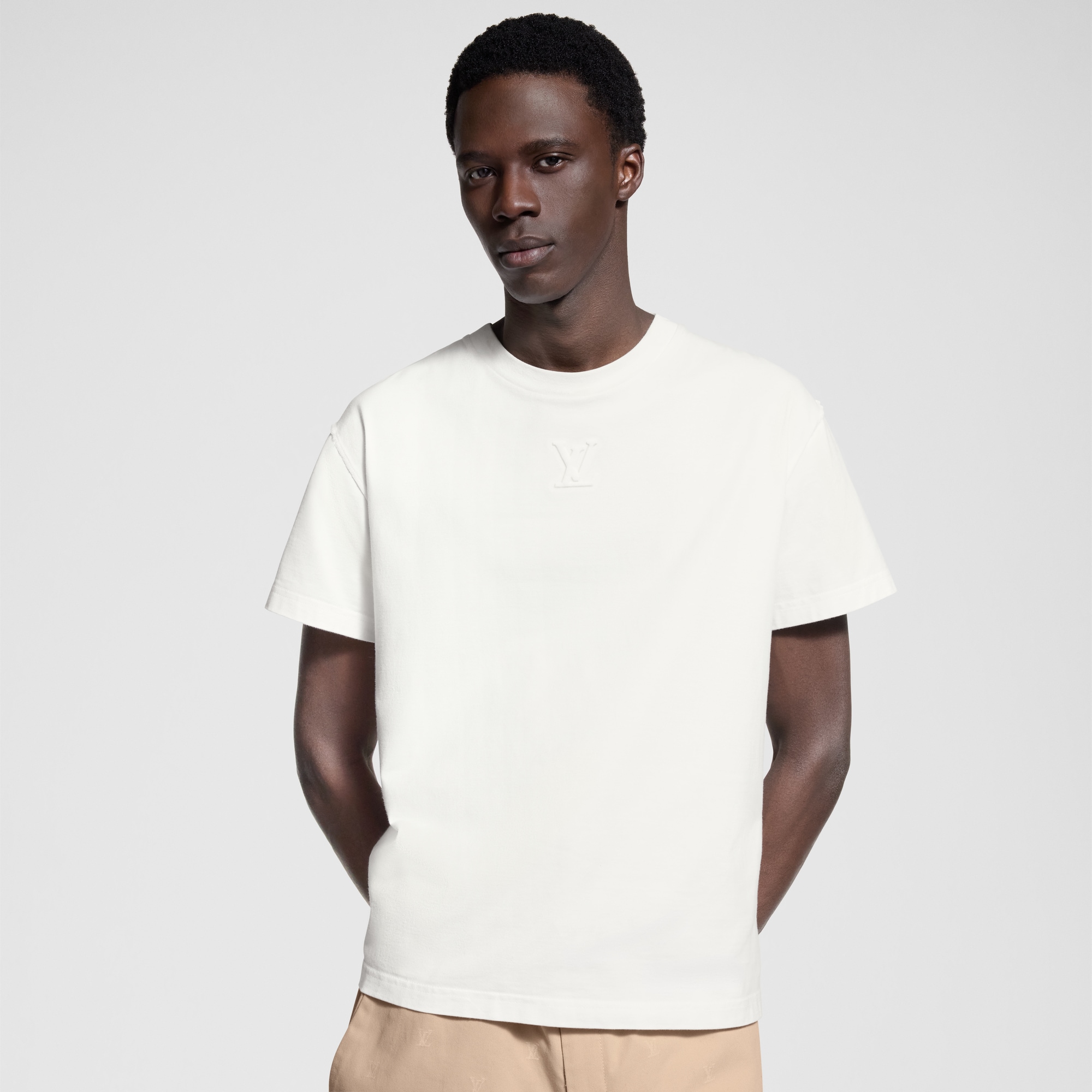  Ready to Wear Camisetas y camisas tipo polo Playera con logotipo LV en relieve | Louis Vuitton ® (Ampliar producto)