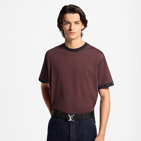Playera de manga corta con detalles distintivos vista recortada