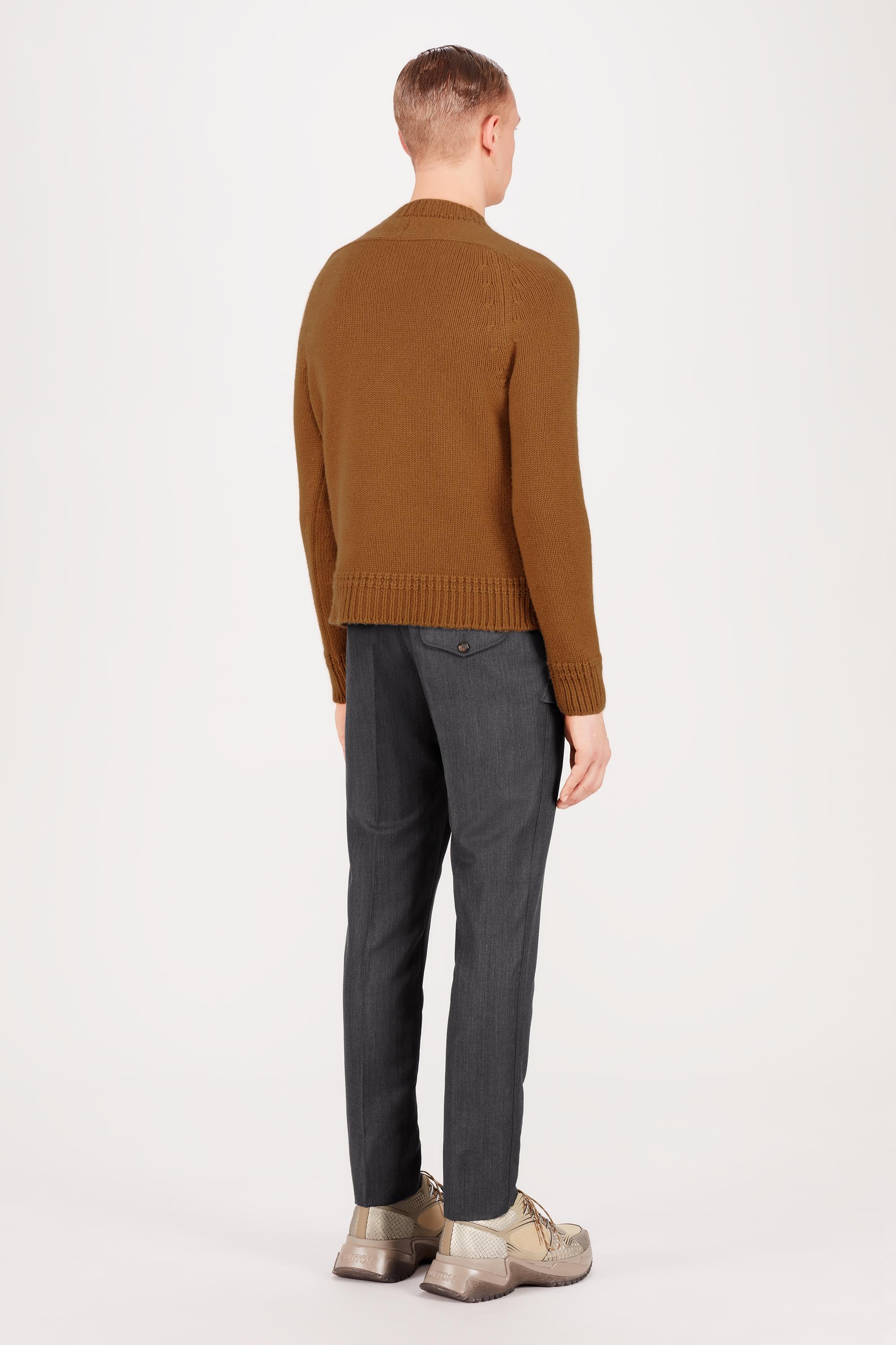  Ready to Wear Prendas tejidas y sudaderas Prenda de mezcla de vicuña con bordado Hand LV y cuello redondo | Louis Vuitton ® (Ampliar producto)