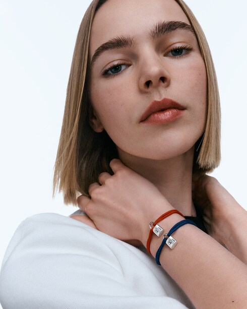 Categorias Pulseiras Pulseira Silver Lockit em Prata de Lei com Trabalho Esmaltado em Preto e Cordão de Poliéster Vermelho | Louis Vuitton ®