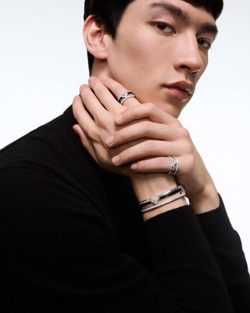 Categories Rings Pure V Ring, White Gold, Black Lacquer and Diamonds | Louis Vuitton ®