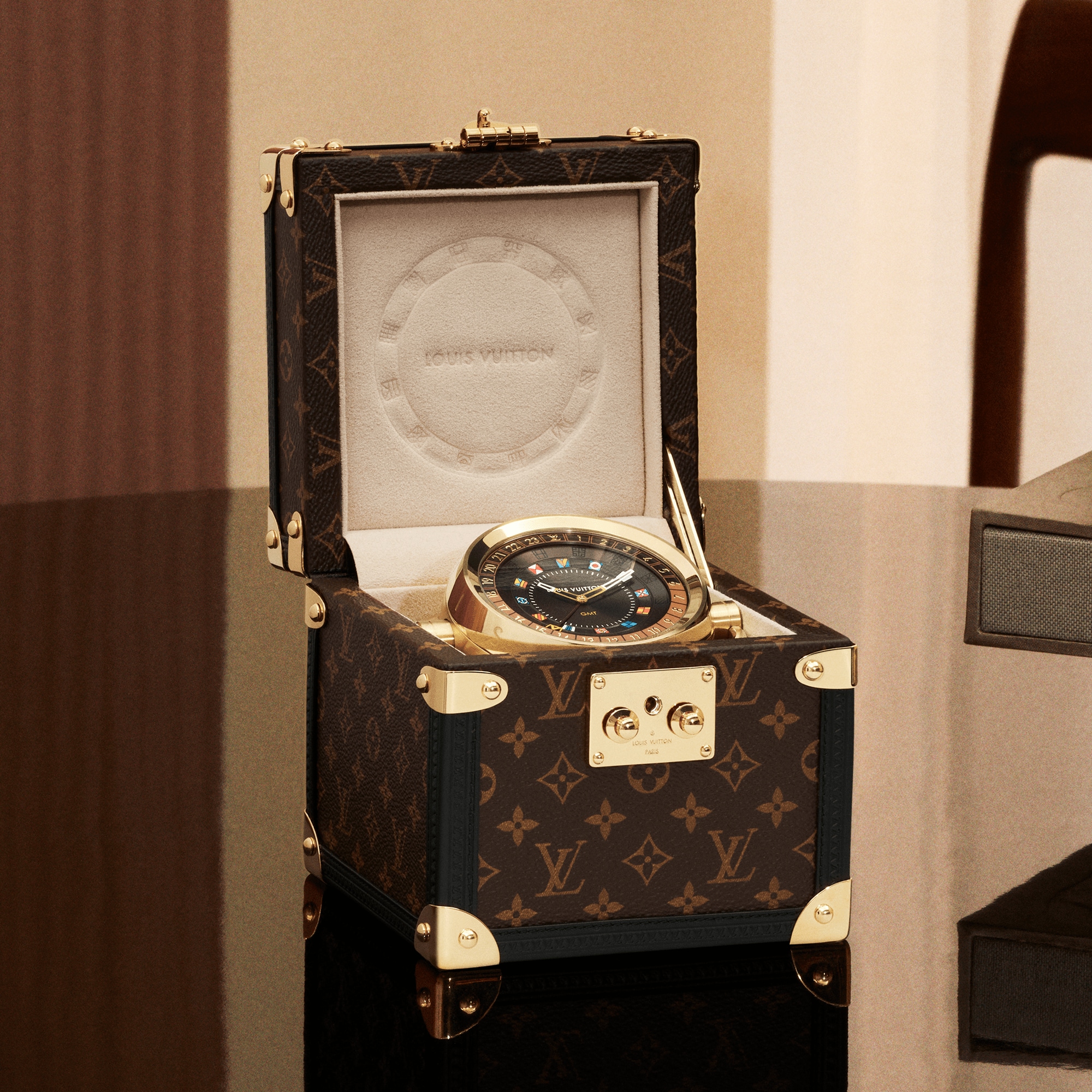  Todos los relojes } Reloj de mesa Trunk | Louis Vuitton ® (Ampliar producto)