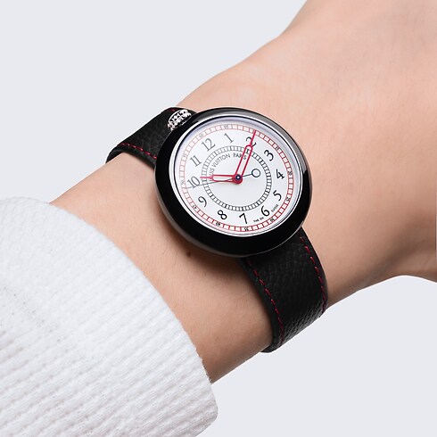 Reloj Louis Vuitton Monterey automático de 37 mm en cerámica y acero vista de ambiente