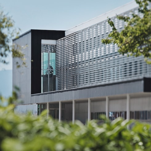 Todos los relojes } Reloj Tambour, automático, 40 mm, oro amarillo | Louis Vuitton ®