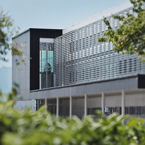 Todos los relojes } Reloj Tambour Moon Dual Time blanco y negro | Louis Vuitton ®