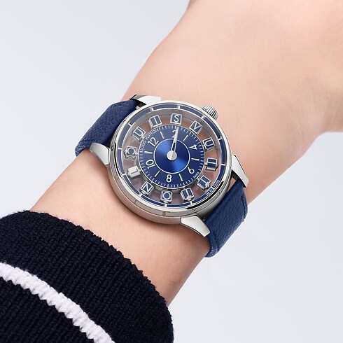 Reloj Tambour Spin Time Air automático de 42.5 mm en oro blanco vista de ambiente