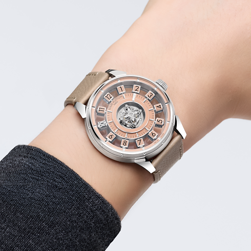 Reloj Tambour Spin Time Air automático de 42.5 mm en platino vista de ambiente