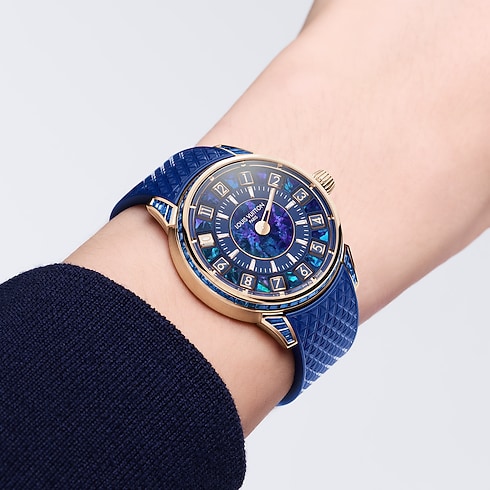 Reloj Tambour Spin Time, automático de 39.5 mm en oro rosa, ópalo y zafiros vista de ambiente