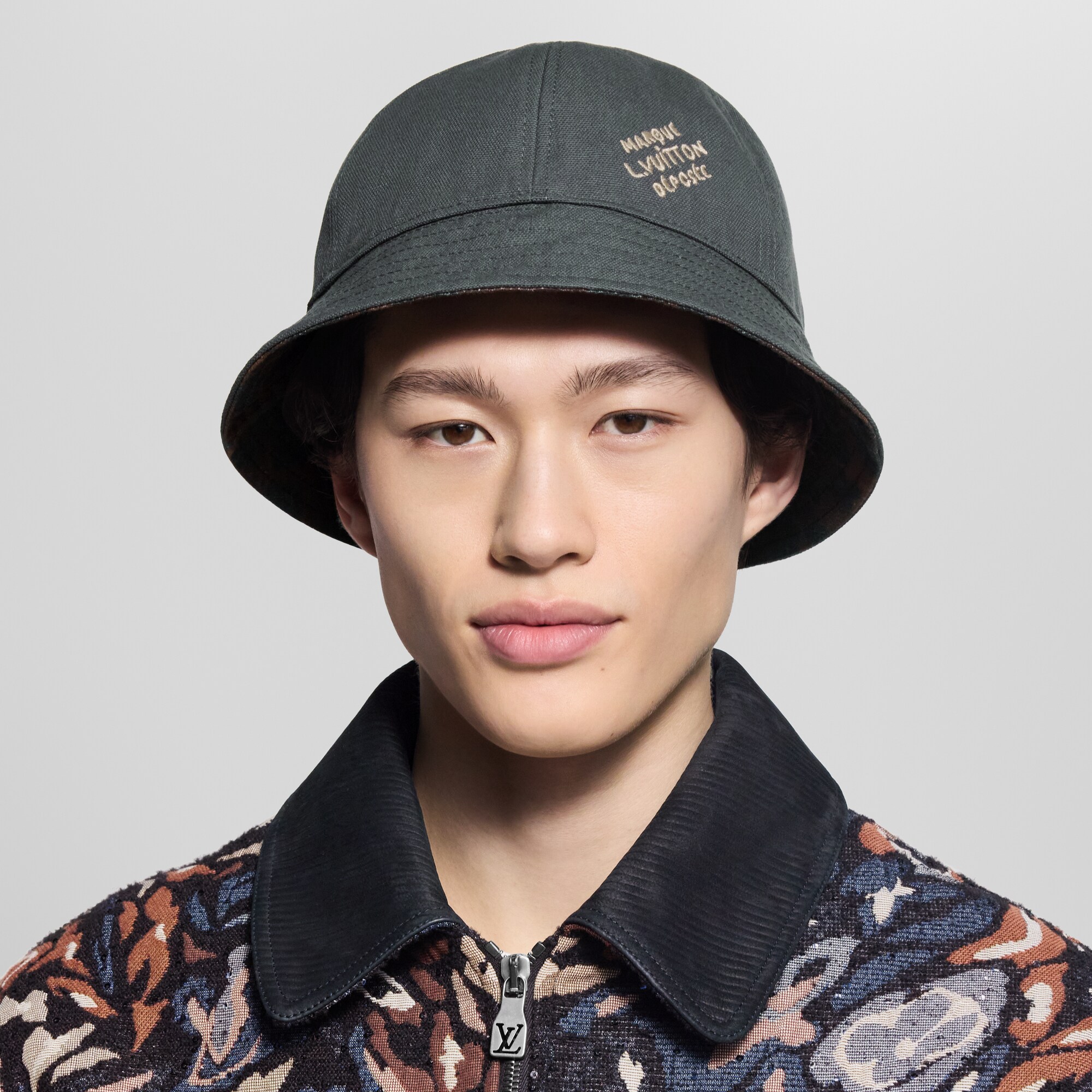S00 Accesorios Sombreros, gorros y guantes Sombrero de pescador reversible LV Leo | Louis Vuitton ® (Ampliar producto)