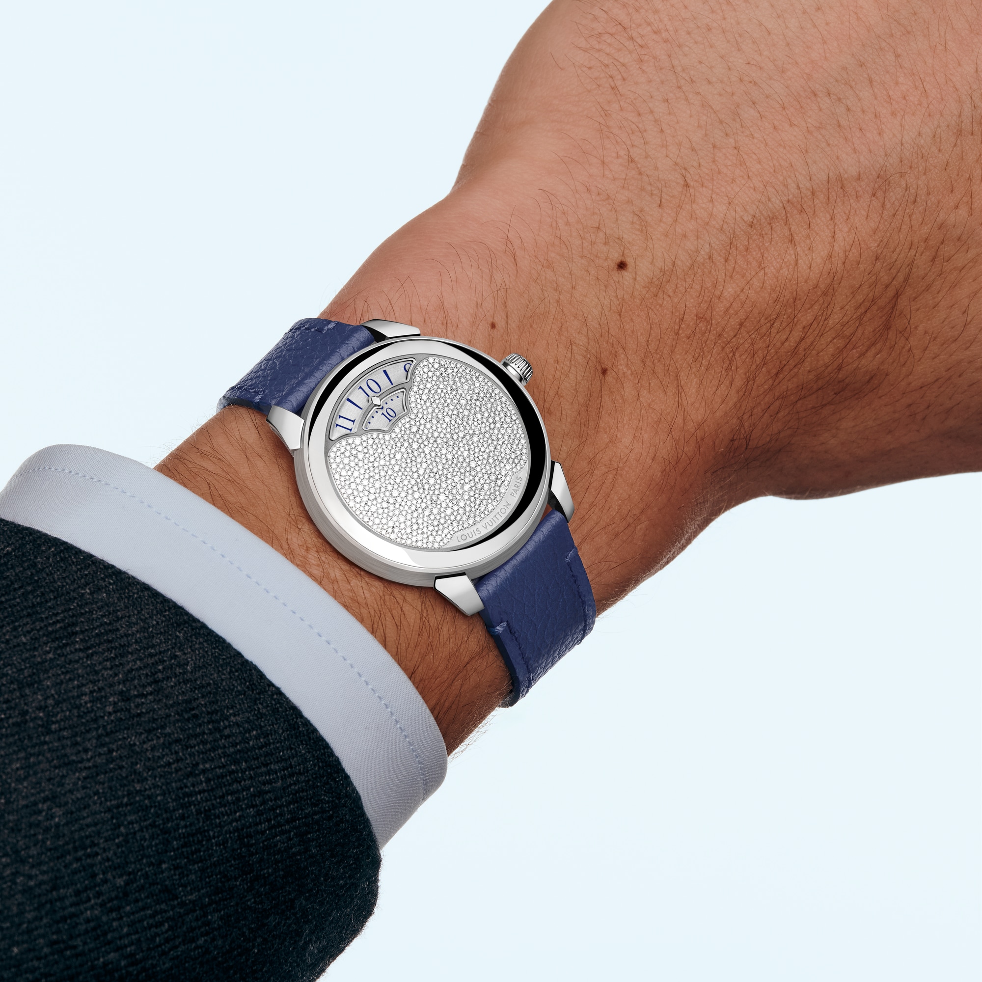  Todos los relojes } Tambour Convergence automático de 37 mm en platino y diamantes | Louis Vuitton ® (Ampliar producto)